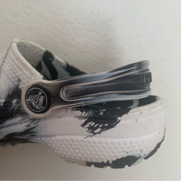 Crocs Kids Classic Marbled Tie Dye Clog Black/White Little Kids Slip On Shoes 11 - Picture 8 of 8